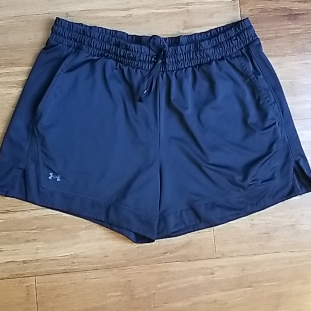 UA shorts w/deep pockets. (L)